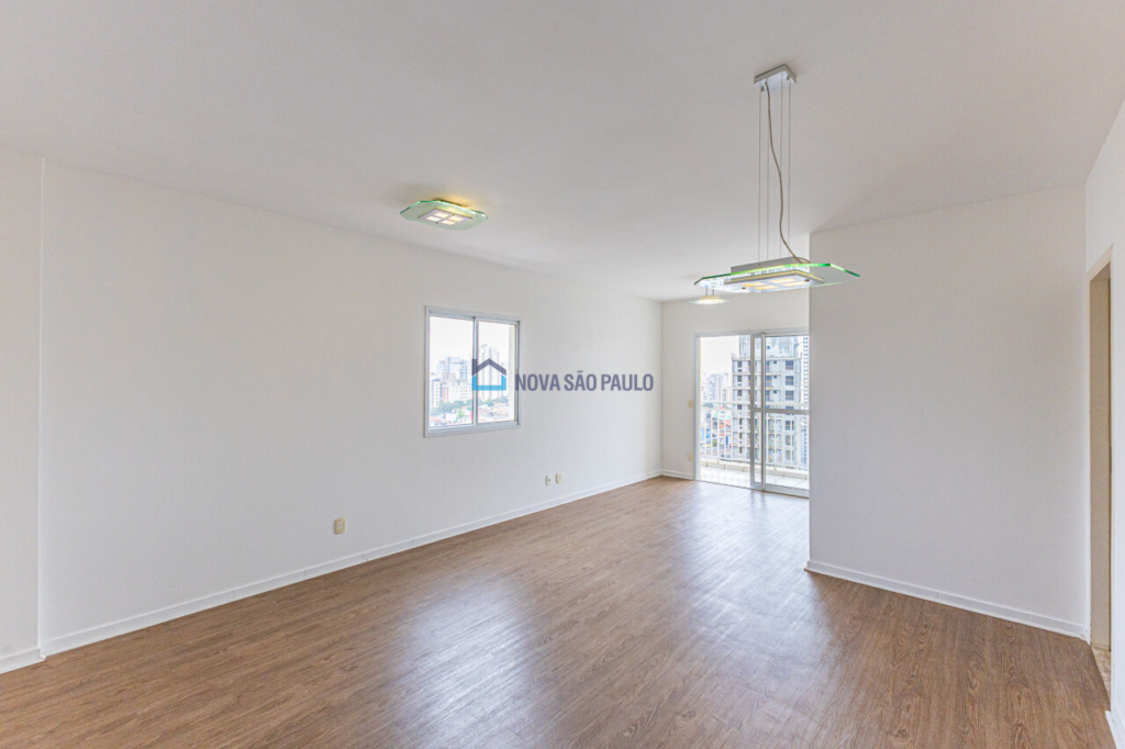 Apartamento com 3 dormitórios, varanda e 2 vagas em Mirandópolis