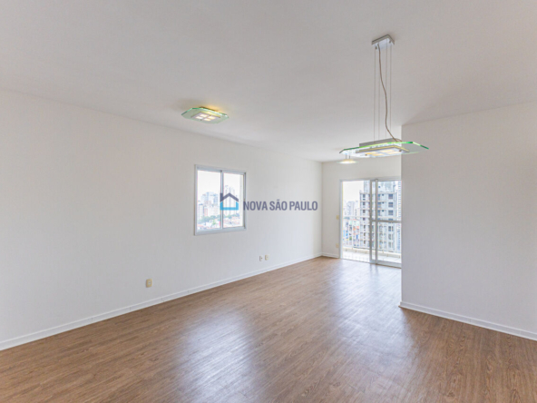 Apartamento com 3 dormitórios, varanda e 2 vagas em Mirandópolis