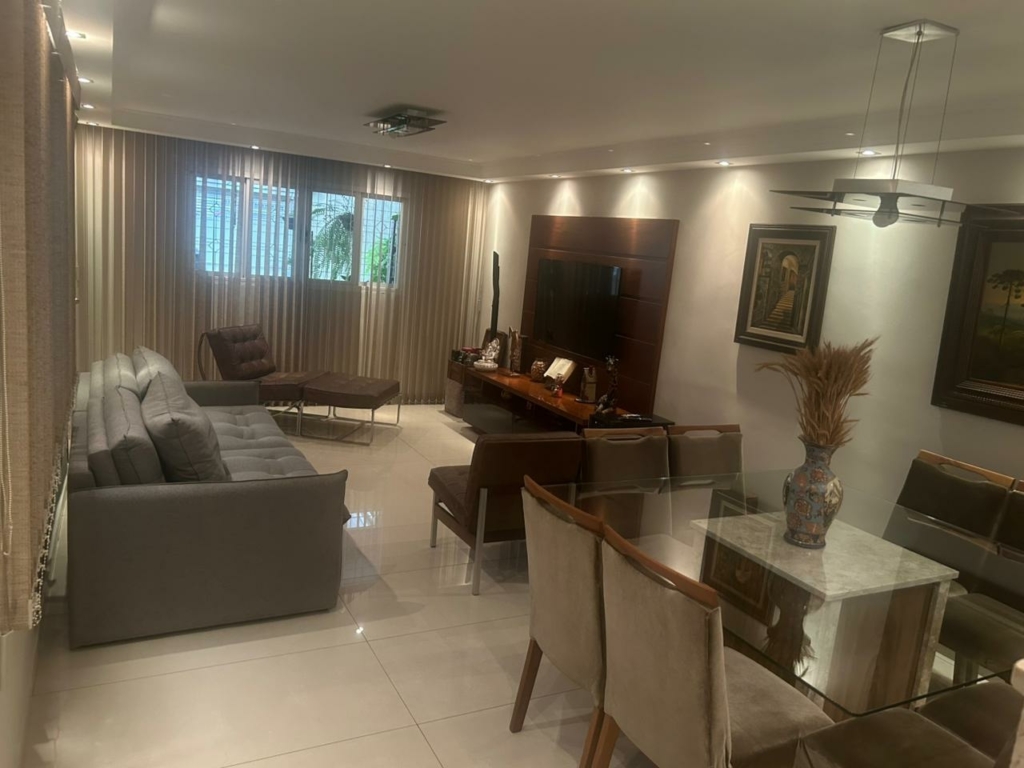 Casa com 3 suítes, escritório, closet e quintal para até 4 carros.